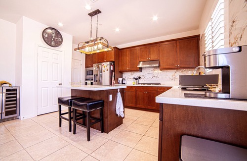 Ontario House | Modern 5B/3Ba House/Loft/10 Guest/near ONT airport
