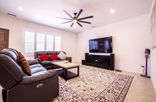 Ontario House | Modern 5B/3Ba House/Loft/10 Guest/near ONT airport