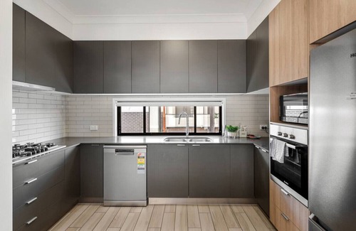 Sunnybank Hills Apartment | Modern 5BD Family & Friends Home | Sunnybank