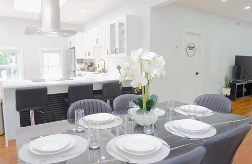 Ashmont House | Modern 5BR 3BA Retreat Near Subway & Downtown Free Parking