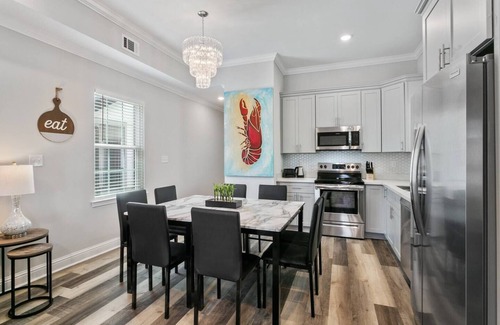 Tulane - Gravier House | Modern 5BR/5BA | New Build, Parking & Prime Spot