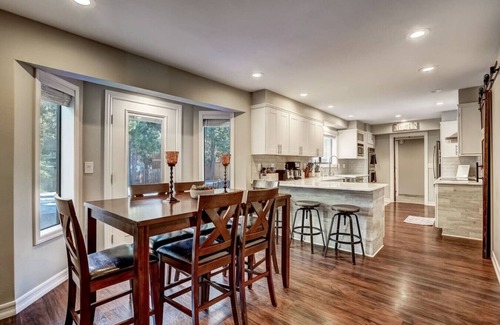 Lower Kingsbury House | Modern 5BR Home | Chef’s Kitchen | BBQ | Sleeps 10