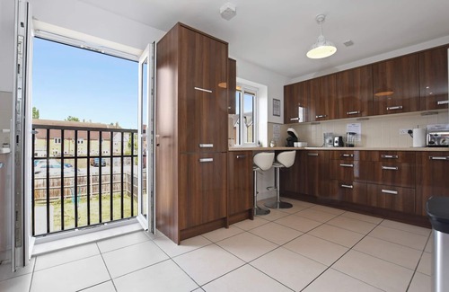 Bushey House | Modern 5BR Home Near Harry Potter Studios – Ideal for Groups & Contractors