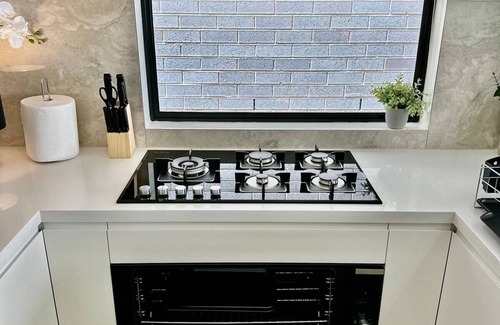 Bardia House | Modern 5BR Home Near Shops, BBQ & Blue Mountains