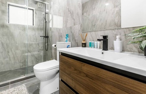 Mangere House | Modern 5BR in Mangere | 6 mins from the Airport