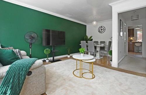Bushey House | Modern 5BR Stay for Work & Groups