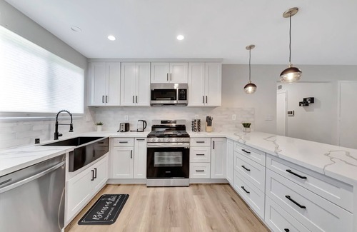West Hills House | Modern 5BR with 2 King Beds, Huge Yard & Jacuzzi!