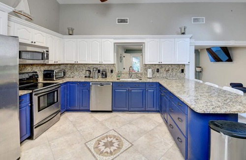 Wellington House | Modern 6/3 Equestrian Paradise on 1/2 Acre with Pool Large Backyard on River