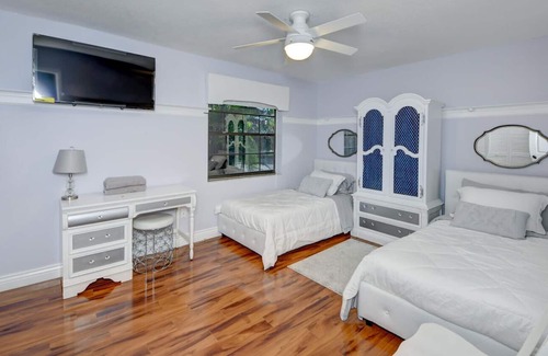 Wellington House | Modern 6/3 Equestrian Paradise on 1/2 Acre with Pool Large Backyard on River