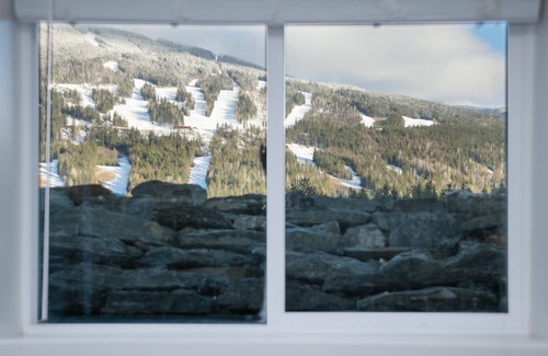 Revelstoke House | Modern 6 Bed 5.5 Bath Lodge Right Under Revelstoke Mountain Resort
