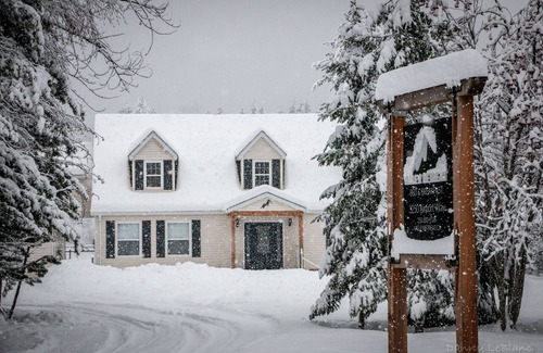 Revelstoke House | Modern 6 Bed 5.5 Bath Lodge Right Under Revelstoke Mountain Resort