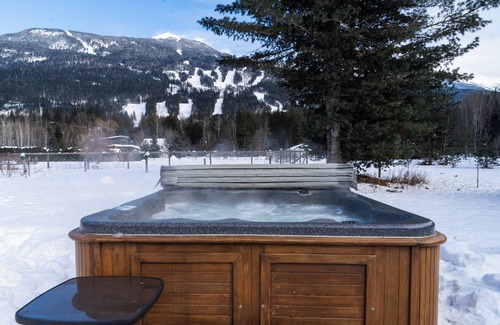 Revelstoke House | Modern 6 Bed 5.5 Bath Lodge Right Under Revelstoke Mountain Resort