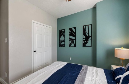 Cloverleaf House | Modern 6 Bedroom with Tons of Games