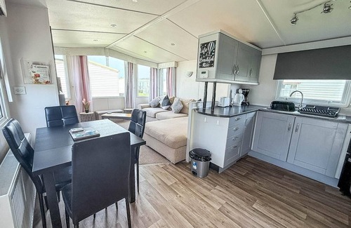 Ingoldmells House | Modern 6 berth caravan for hire at Fantasy Island in Skegness ref 58009D