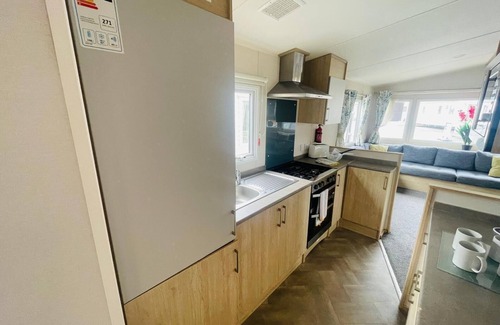 Winestead House | Modern 6 berth caravan at Sand le Mere Park, Yorkshire ref 71002D