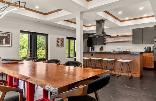 Hunter House | Modern 6-BR Compound at the base of Hunter Mtn.