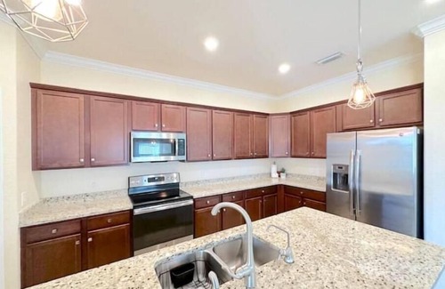 Gateway House | Modern 6-year new single house in mint condition! Fenced yard with a pond view.