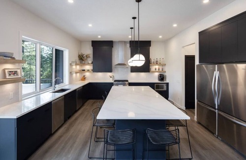 East Kootenay Cabin | Modern, 7 bedroom all-season cabin on Lake Koocanusa