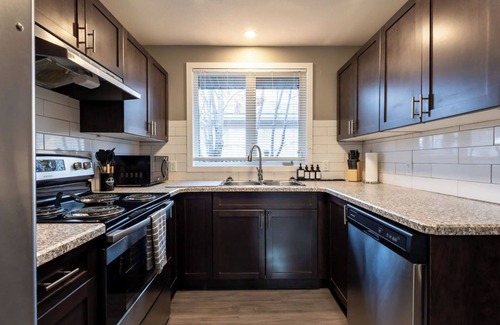 Regina House | Modern | 75" 4KTV & Wii | Fire Pit | Standing Desk Dual Monitors | 3 min to RCMP