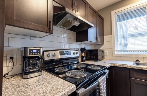 Regina House | Modern | 75" 4KTV & Wii | Fire Pit | Standing Desk Dual Monitors | 3 min to RCMP