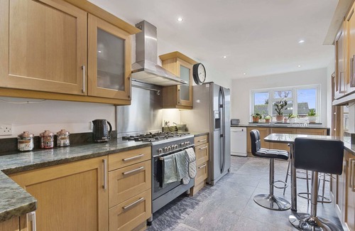 Gravesend House | Modern 8-Bed Home: Parking, Wi-Fi, 5 mins to Town