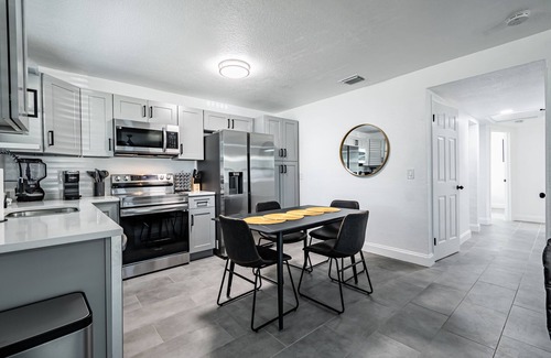 Southwest Orlando House | Modern 8 Sleeper near Downtown Orlando