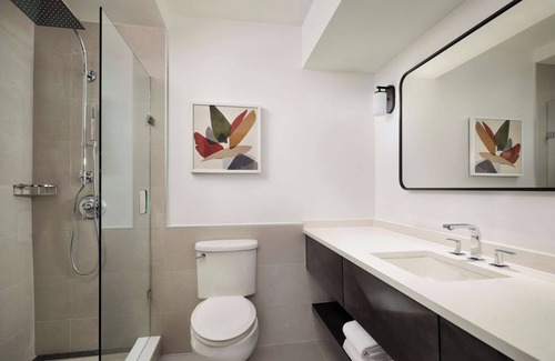White Plains Hotel | Modern Accommodation in White Plains! Enjoy Indoor Pool & Free Airport Shuttle!