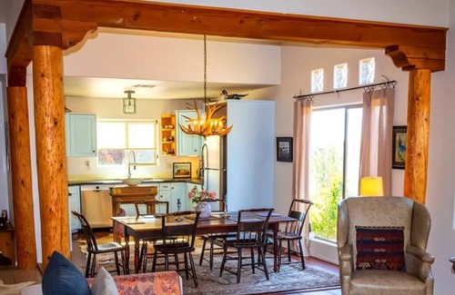 Tyrone House | Modern Adobe close to Downtown