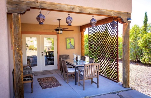 Tyrone House | Modern Adobe close to Downtown