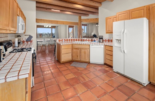 Ranchos De Taos House | Modern Adobe - Hot Tub - Game Room - Close to Ski Resorts- 10 min to Downtown!