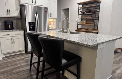 Wellborn House | Modern Aggie-Friendly Retreat - 15 mins to Kyle Fieldn