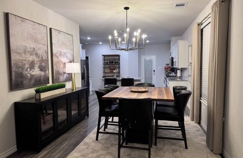 Wellborn House | Modern Aggie-Friendly Retreat - 15 mins to Kyle Fieldn