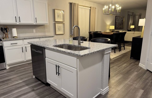 Wellborn House | Modern Aggie-Friendly Retreat - 15 mins to Kyle Fieldn