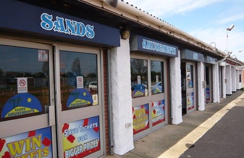 Great Yarmouth Ski Chalet | Modern Airy Chalet short walk to beach, nr Great Yarmouth & Norfolk Broads