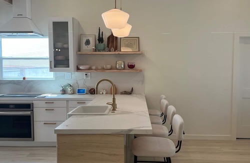 Sunset Park House | Modern Airy Santa Monica Beach House, Dog Friendly, Walk to Shops!