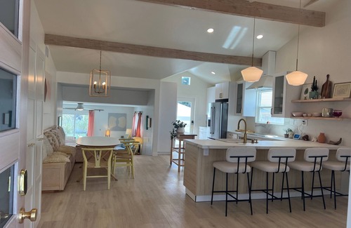 Sunset Park House | Modern Airy Santa Monica Beach House, Dog Friendly, Walk to Shops!
