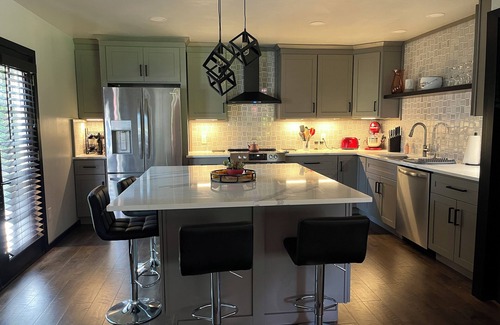 Union House | Modern Alderbrook pet-friendly retreat.