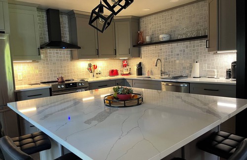 Union House | Modern Alderbrook pet-friendly retreat.