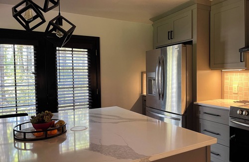 Union House | Modern Alderbrook pet-friendly retreat.