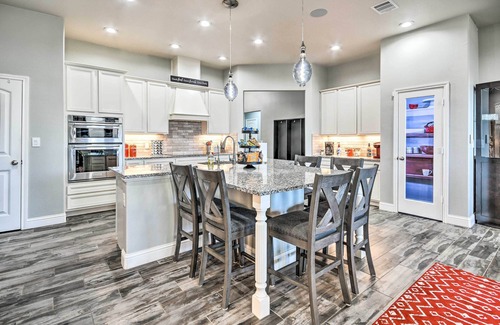 Amarillo House | Modern Amarillo House w/Fire Pit + Hot Tub!