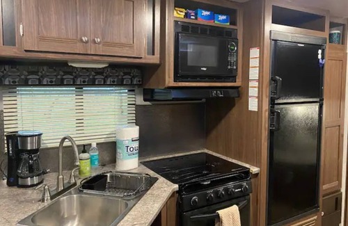 Chico House | Modern and Affordable 2019 Pop-Out 33 Foot Trailer