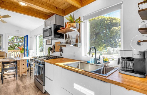 Marina House | Modern and Airy Home by the Sea STR25-000025