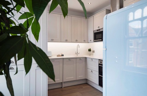 Highgate Apartment | Modern and Bright Highgate Gem