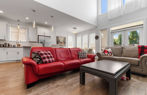 Kent House | Modern and bright home in Agassiz