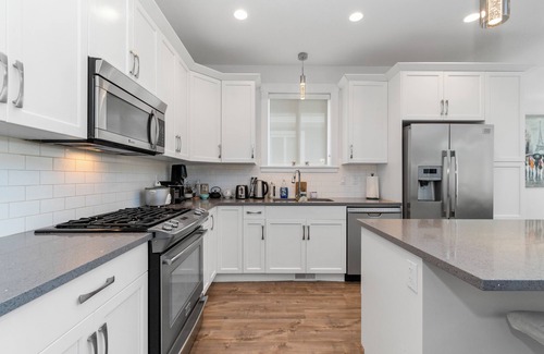 Kent House | Modern and bright home in Agassiz