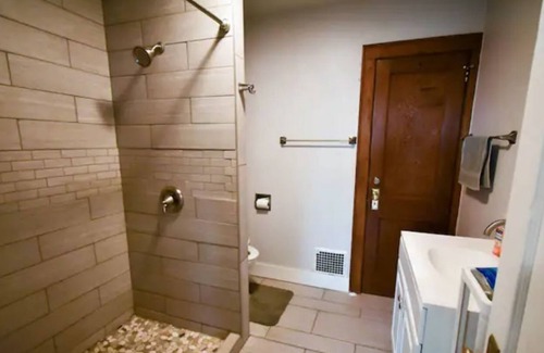Ithaca House | Modern and Charming 3Bd/2B Steps Away From Campus