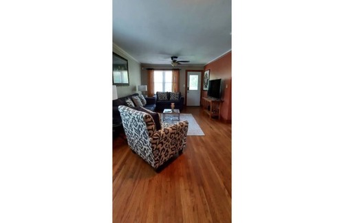 Ithaca House | Modern and Charming 3Bd/2B Steps Away From Campus