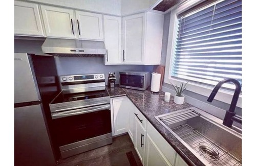Santa Rita Cottage | Modern and chic 2 bedroom home near Glacier!