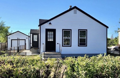 Santa Rita Cottage | Modern and chic 2 bedroom home near Glacier!