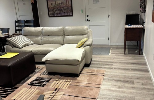 Brentwood Bay House | Modern and clean 1 BR suite 5 minutes from Butchart Gardens